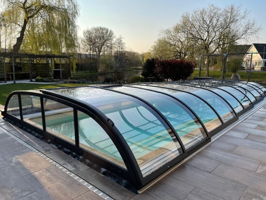 Slimme zwembadoverdekking die warmte behoudt en energie bespaart voor uw tuinzwembad