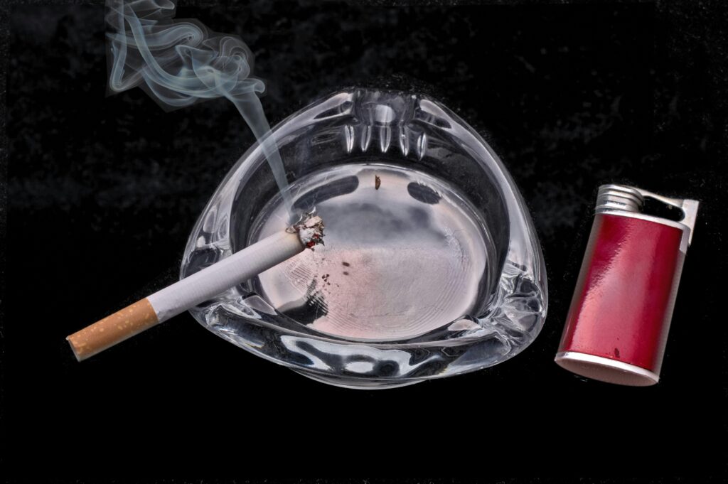 Smoking Paradise demonstreert correcte handeling van een sigarettenmaker voor optimale resultaten